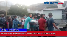 Ratusan Orang Mengambil...