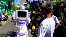 Warga Surabaya Rakit...