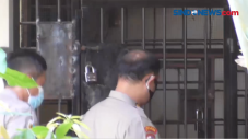 Rusak Pintu Sel, 18...