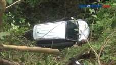 Mobil Terjun ke Jurang...