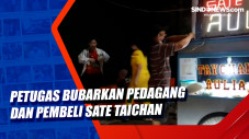 Petugas Bubarkan Pedagang...