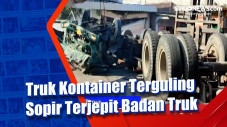 Truk Kontainer Terguling...