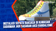 Instalasi Sepatu Raksasa...