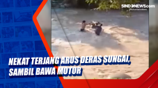 Nekat Terjang Arus Deras...
