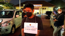 Bawa Pisau dalam Angkot,...