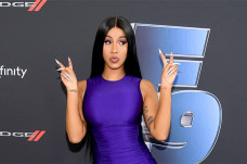 Cardi B Sumbang USD1.000...