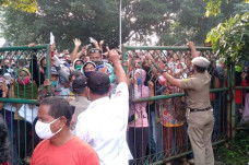 Pembagian Sembako Ricuh...