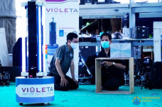 Berbasis Sinar UV, Robot...