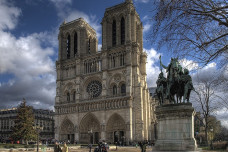 Restorasi Katedral Notre-Dame...
