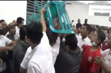 Aksi Lempar Kursi Warnai...