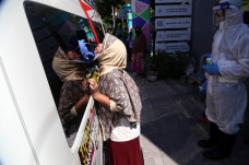 Ratusan Warga Sekitar...