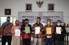 Kisruh Wisata Religi...