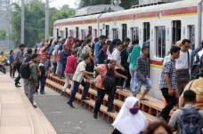 Penumpang KRL Commuter...