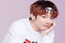 Jungkook BTS Kenalkan...