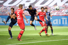 Pesta Gol di Bay Arena,...