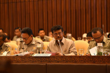 Lewat Toko Mitra Tani,...