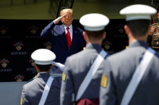 Trump: Bukan Tentara...