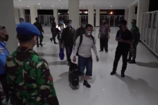 Tiba di Kendari, Ratusan...
