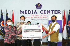 TikTok Beri Donasi ke...