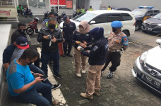 Pria Paruh Baya yang...