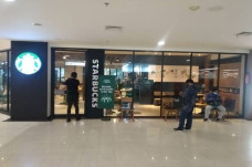 Karyawan Starbucks Intip...