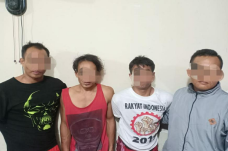 Ancam Korban dengan...