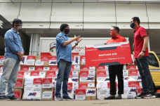 Telkomsel Sebar Donasi...