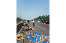 Ban Pecah, Mobil Pengangkut...