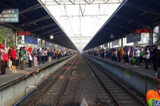 Urai Antrean Penumpang...