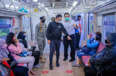 Penumpang KRL di Stasiun...