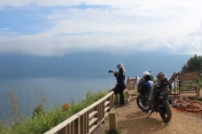 Menikmati Eksotika Danau...