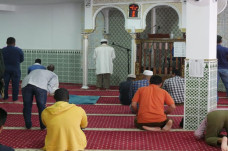 Awalnya Salat di Garasi...