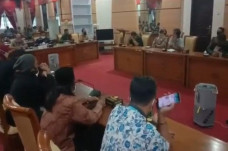 Puluhan Pekerja Seni...