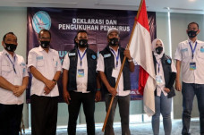 Mengangkat Kesejahteraan...