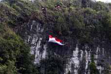 Putra-putri Bawean Kibarkan...
