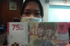 Antrean Pemesanan Uang...