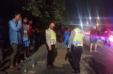 Polisi Buru Truk Trailer...