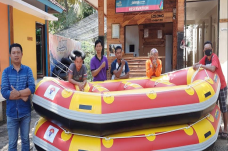 Kemenpora Serahkan Bantuan...