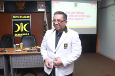 Ditinggal Demokrat di...