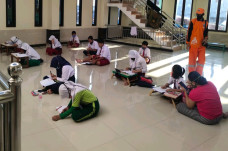 Inspiratif, Petugas...