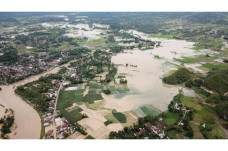 Sungai Harau Meluap,...
