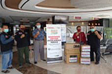 Bantu Tenaga Kesehatan...
