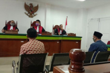 Dituntut 5 Bulan Penjara,...