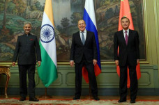 Disaksikan Rusia, China-India...