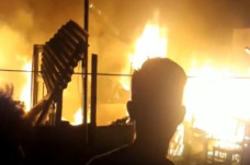 Rumah Terbakar, Gang...