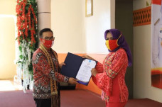 Kepala BKKBN Anugerahkan...