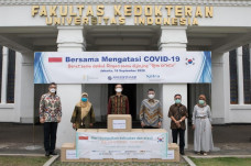 FKUI Terima Donasi Face...