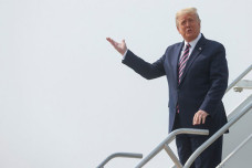Upaya Trump Damaikan...