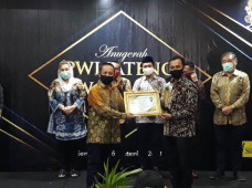 PWI Jateng Serahkan...