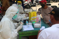 Ratusan Warga Rawa Badak...